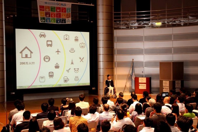 【写真】満席の会場で堂々と話すおだゆりこさん