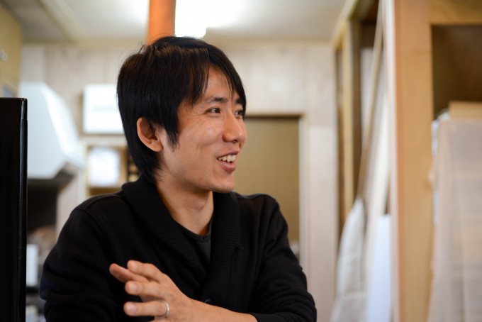 【写真】笑顔でインタビューに応えるよういちさん