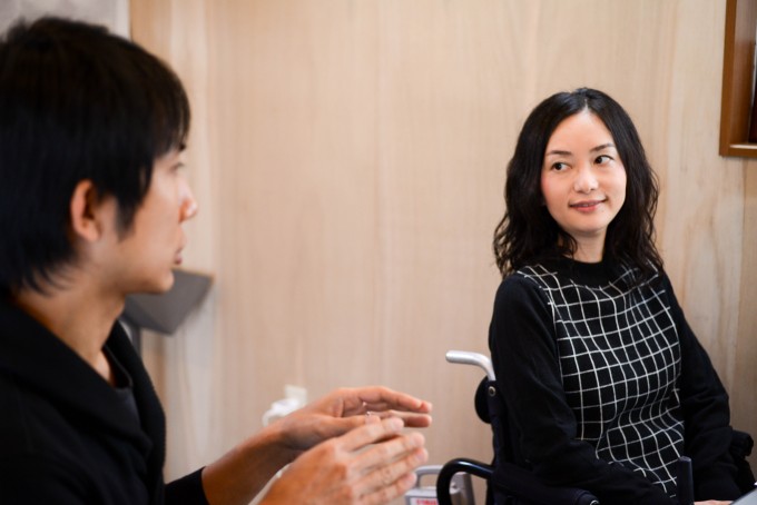 【写真】インタビューに応える真剣な表情のゆりこさんとよういちさん