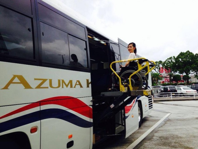 【写真】電動リフトで車椅子に乗ったままゆりこさんがバスに乗っている。