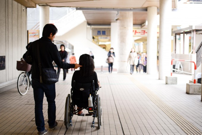 【写真】車椅子に乗っているゆりこさんとよういちさんの後ろ姿。