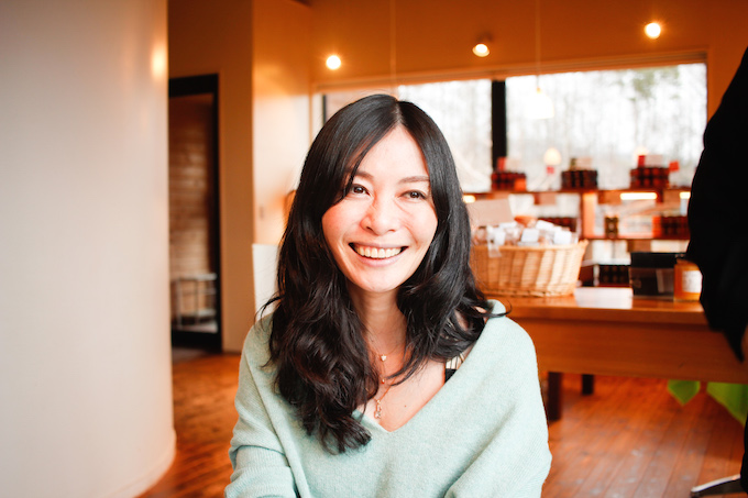 【写真】微笑みながらインタビューに応えるいぶきさん
