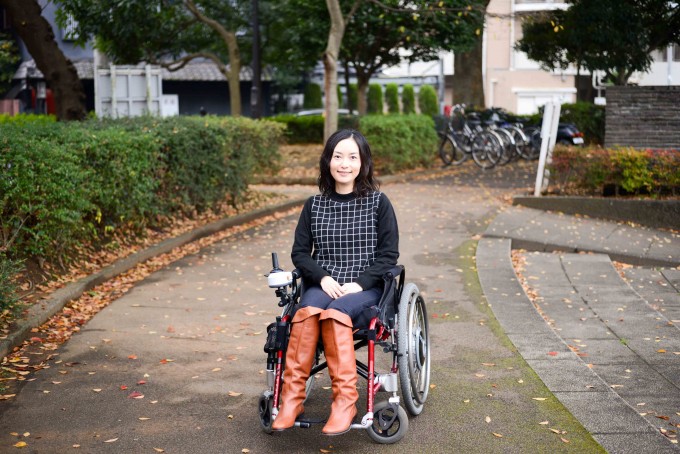 【写真】笑顔で車椅子に座るおださん