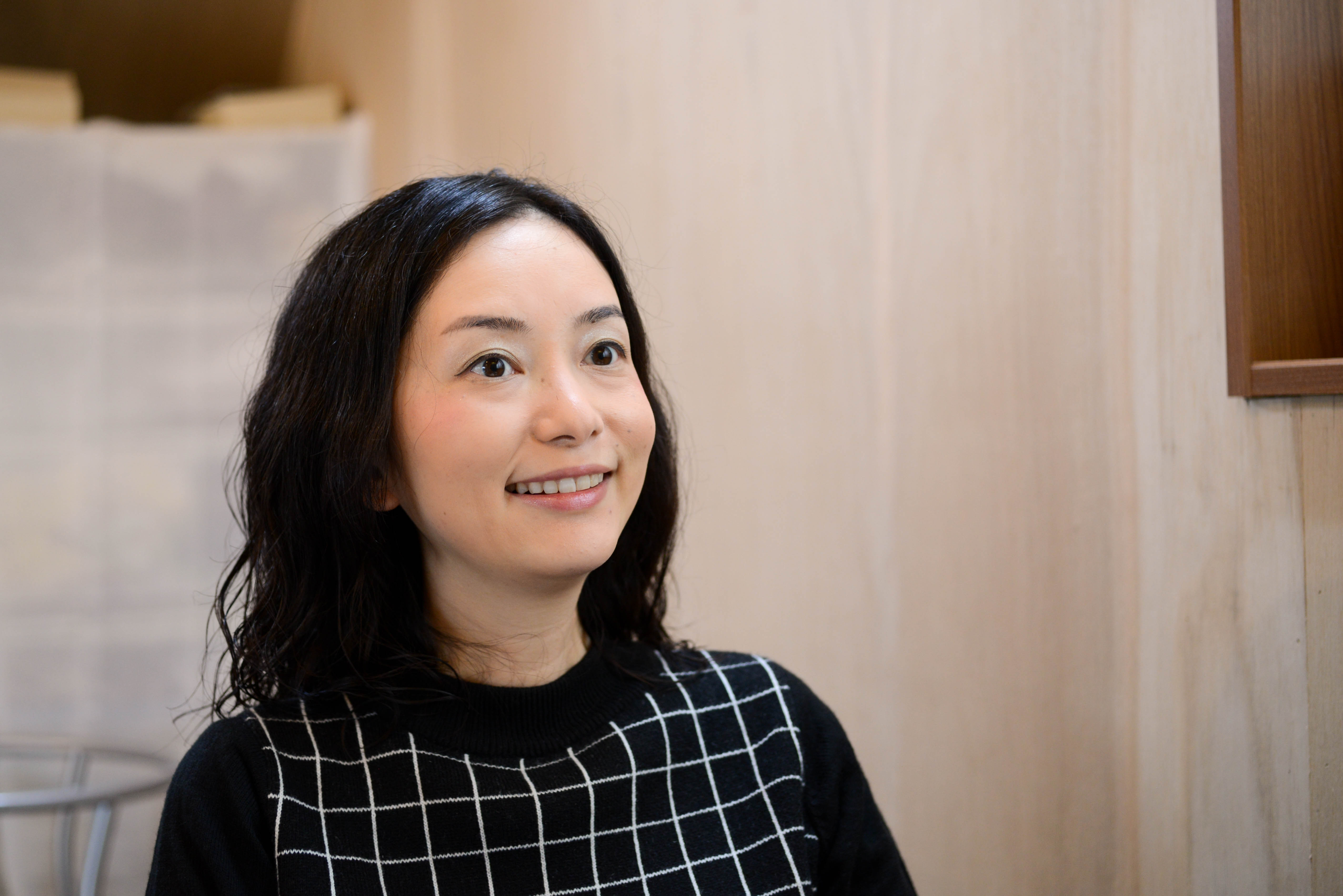 【写真】インタビューに微笑んで応えるおだゆりこさん