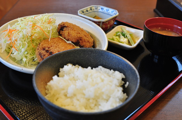 【写真】コロッケ定食。小鉢がふたつとあたたかい味噌汁もセット。