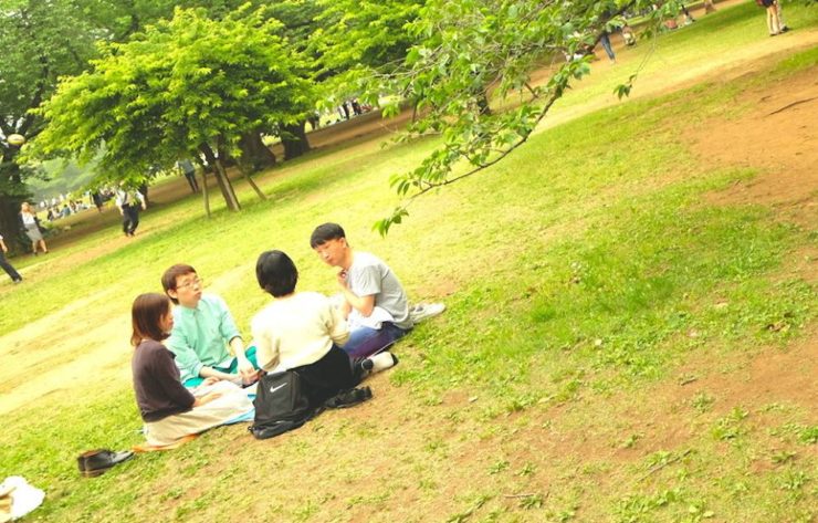 【写真】昼間の公園でピクニックをしながら話を聞いているおおたなおきさん
