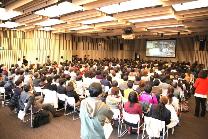 【写真】満席の会場。参加者は真剣に話を聞いている。
