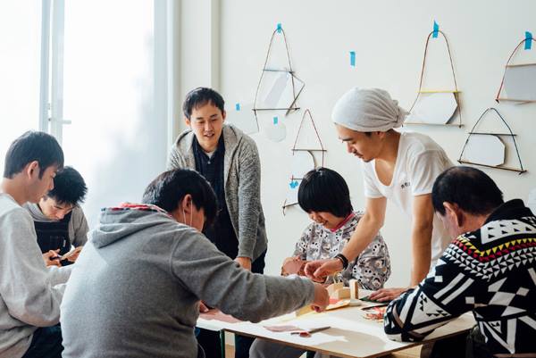 【写真】楽しそうにアートのワークショップに参加する参加者。集中している人もいれば笑顔がみられる人もいる。