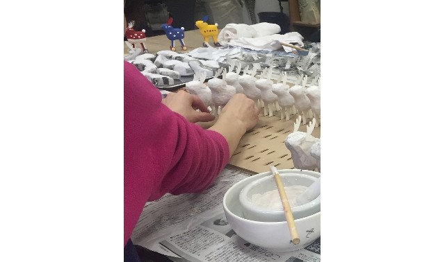 【写真】トナカイのはりこ型をつくり並べている。