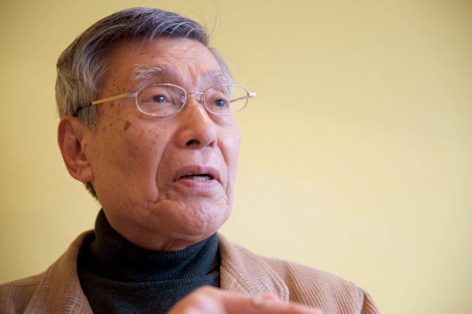 【写真】真剣な表情でインタビューに応えるやまねあきらさん