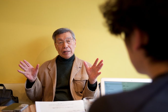 【写真】インタビューに応えるやまねあきらさん