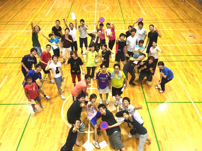 【写真】体育館で行われたぴーしーずのイベント参加者。スポーツを楽しんだ後、おもいおもいのポーズをとりながら笑顔で集まっている。