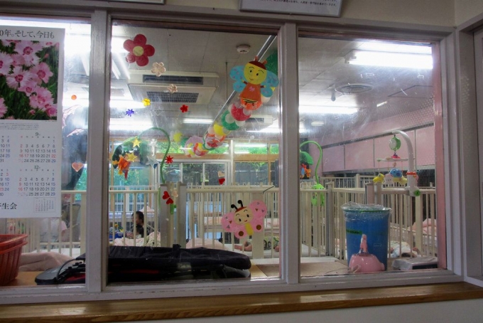 ベビーベッドが所狭しと並ぶ東京都内のある乳児院。定員35人のベッドルーム2つに、0～2歳児が暮らしている。HRW ホームページより