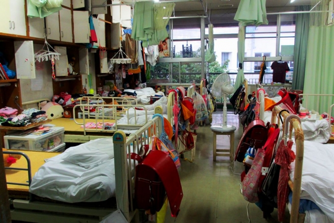 岩手県にある児童養護施設の、女子用の寝室。8人部屋で、個人の空間は唯一ベッドの上だけ。HRWホームページより