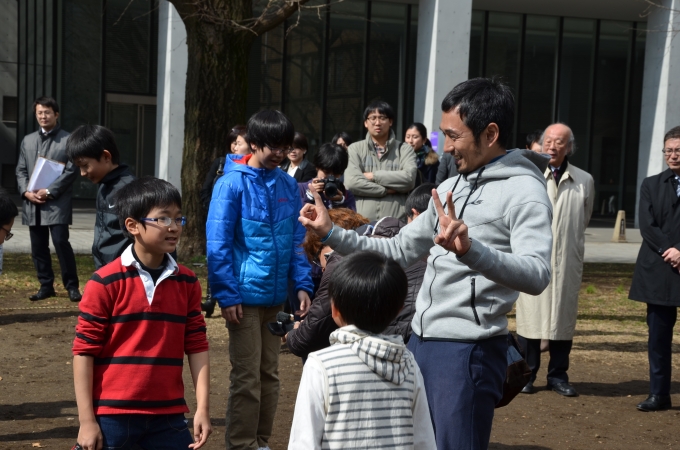 【写真】ためすえさんを囲んで話を聞く子どもたち。楽しそうな表情をしている。
