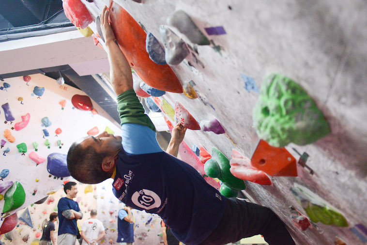 【写真】必死な表情でクライミングをしているこばやしこういちろうさん