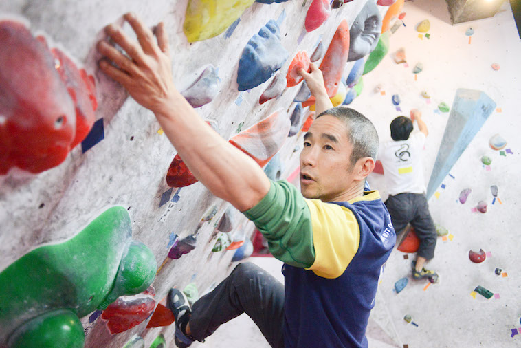 【写真】真剣な表情でクライミングをしているこばやしこういちろうさん