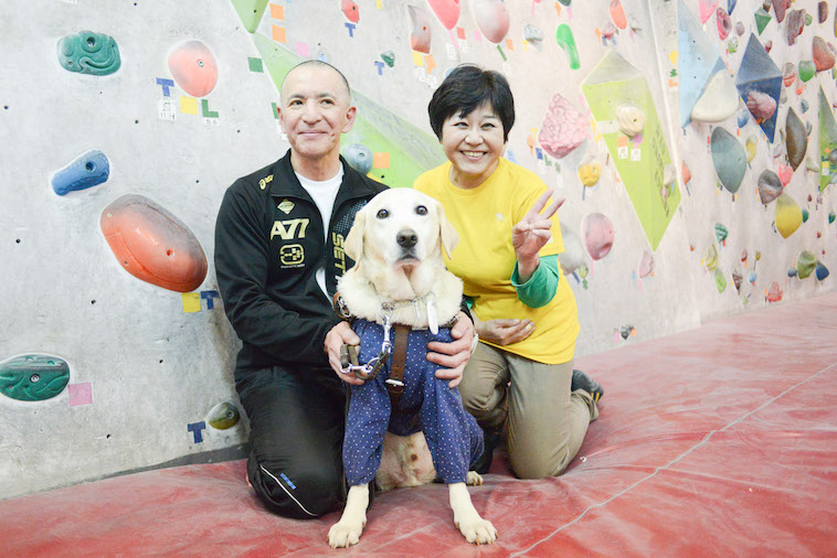 【写真】盲導犬のトリトンと笑顔ののぶさんみちぴんさん
