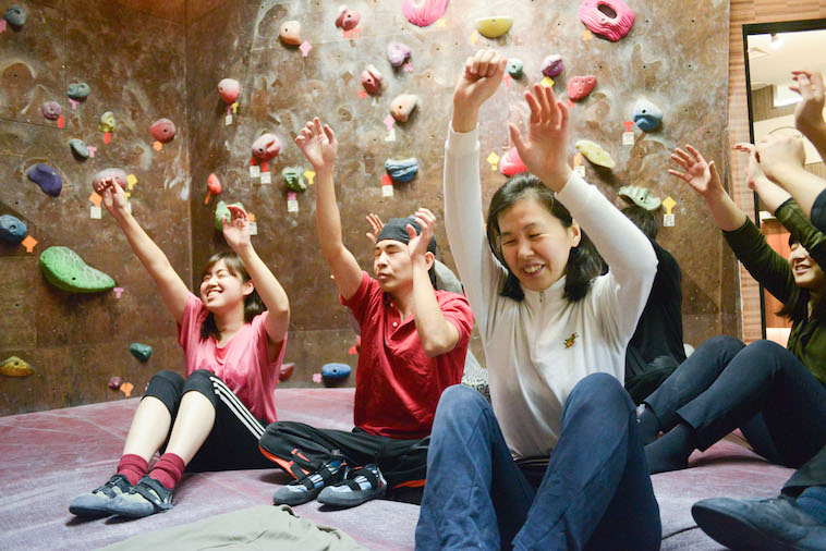 【写真】参加者の様子。目を瞑ってクライミングの石をつかむ練習をしている。