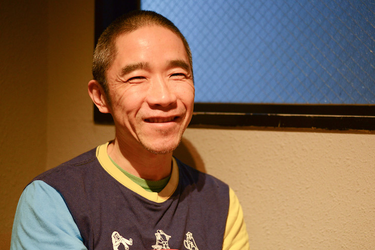 【写真】笑顔でインタビューに応えるこばやしこういちろうさん