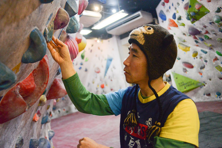 【写真】クライミングをするこばやしこういちろうさん