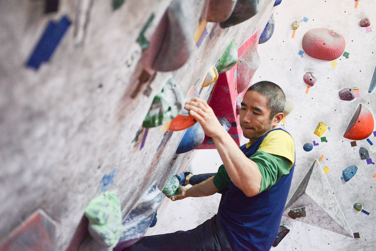 【写真】真剣な表情でクライミングをしているこばやしこういちろうさん