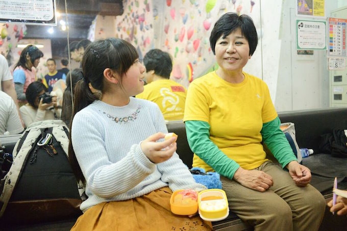 【写真】笑顔で楽しそうに話す小学生の女の子とみちぴんさん
