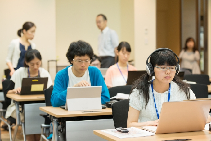 【写真】パソコンに向き合い参加者たち。とても真剣な表情をしている。