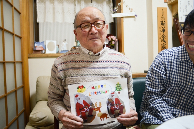 Leafのクリスマス会ではサンタさん役を買ってでた原田さん。子どもたちからのメッセージカードを手に撮影をさせていただきました