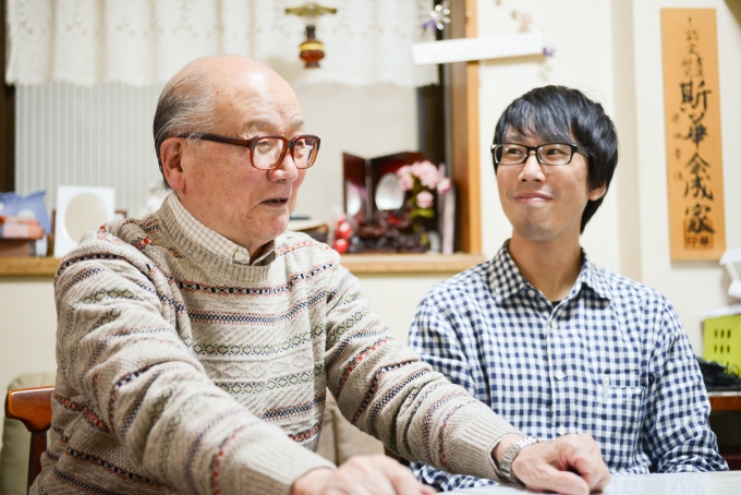 【写真】当時のことを思い出しながら話すはらだまさゆきさんとそれを見守るおおつぼこうたろうさん