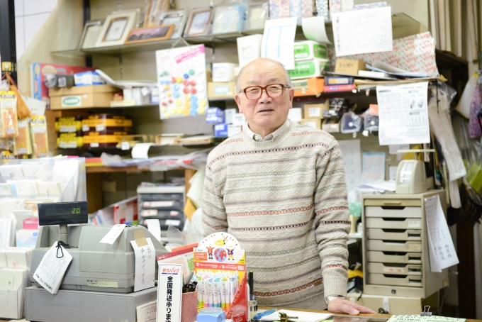 【写真】微笑んでインタビューに応えるはらだまさゆきさん