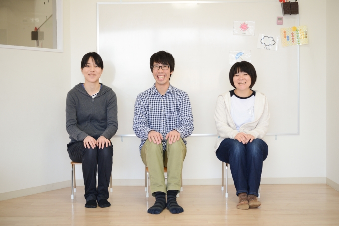 【写真】笑顔で並ぶ３人のLITALICOジュニアの指導員