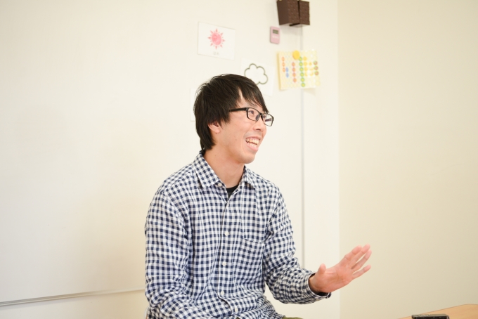 【写真】微笑んでインタビューに応えるおおつぼこうたろうさん