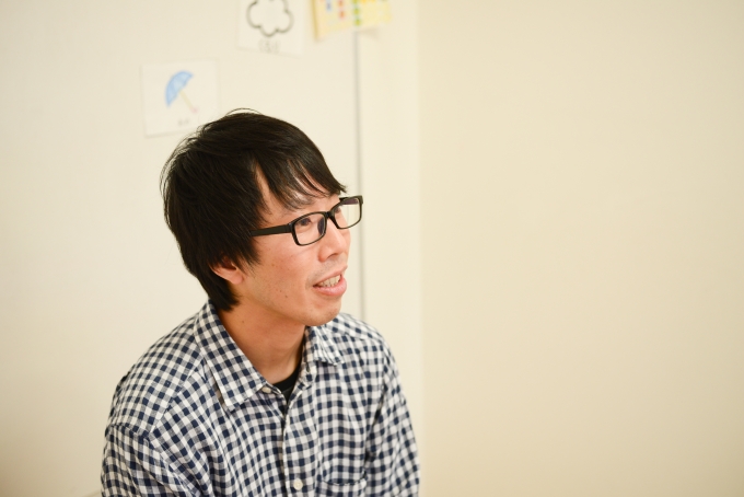 【写真】真剣な表情でインタビューに応えるおおつぼこうたろうさん