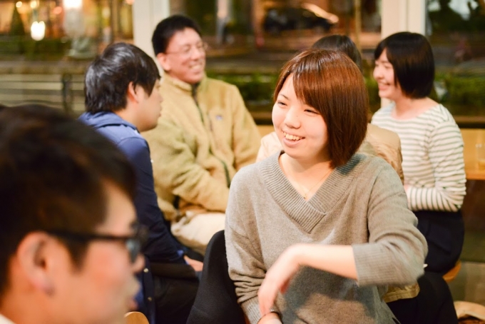 【写真】少人数のグループで笑顔で自己紹介をしあう参加者。あたたかい雰囲気に包まれている。