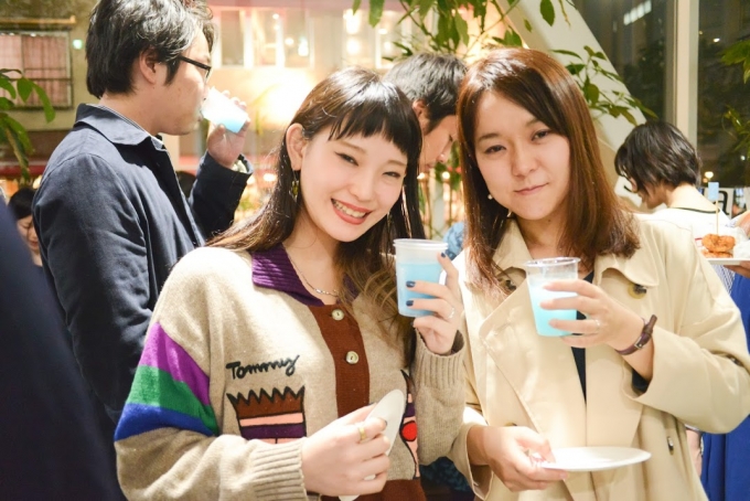 【写真】ドリンクを片手に楽しそうに笑顔を向ける参加者二人組
