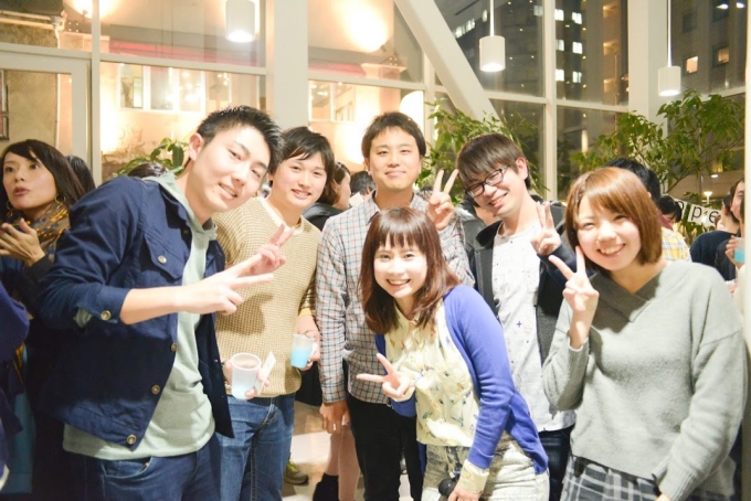 【写真】交流の時間に笑顔で集まる代表の工藤と参加者。