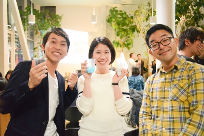 【写真】明るく顔の周りでポーズをとり笑顔を向ける参加者の3人。