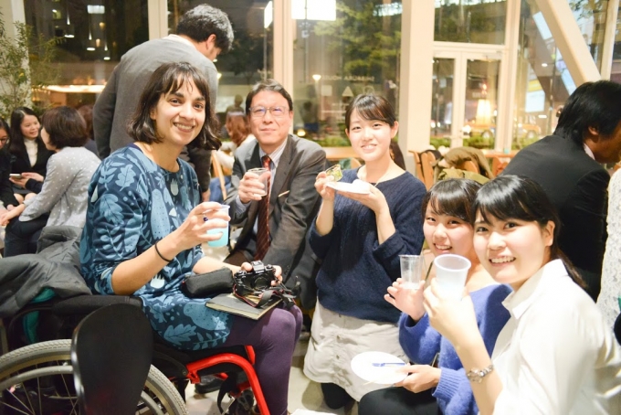【写真】座りながら朗らかに語り合い参加者たち。