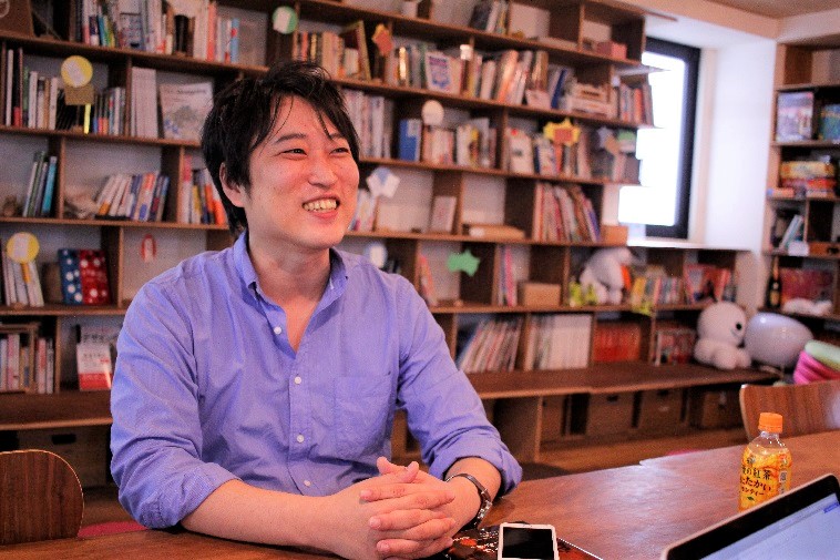 【写真】笑顔でインタビューに応えるとうどうやすひろさん