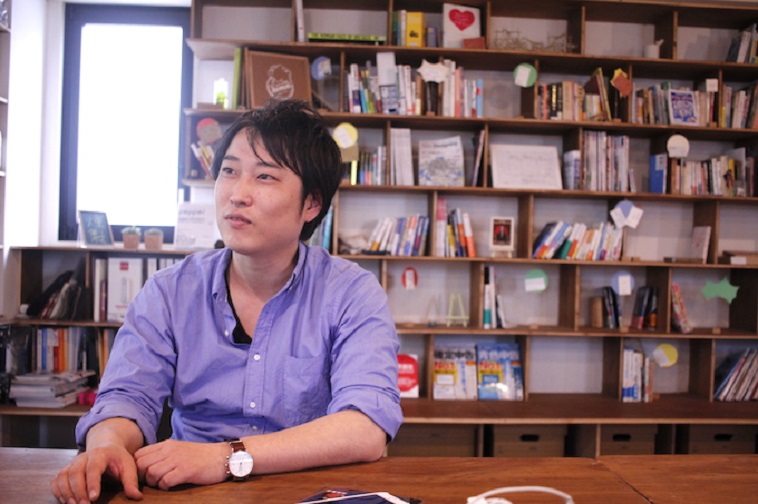 【写真】真剣な表情でインタビューに応えるとうどうやすひろさん