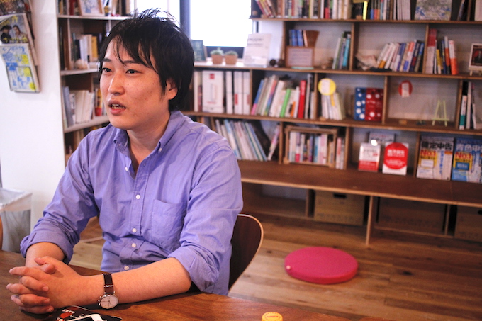 【写真】真剣にインタビューに応えるとうどうやすひろさん