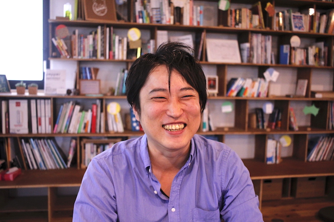 【写真】笑顔でインタビューに応えるとうどうやすひろさん