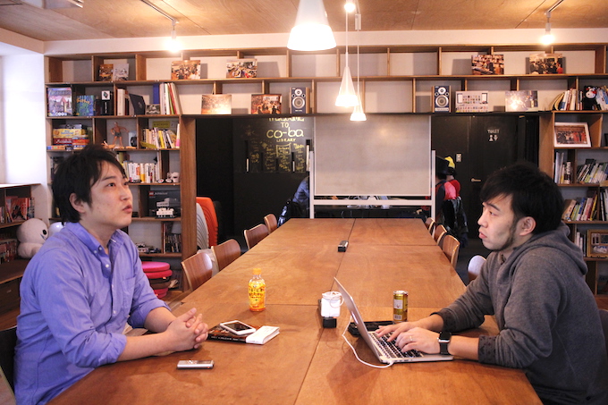 【写真】インタビューに応えるとうどうやすひろさんとライターのもりじゅんや