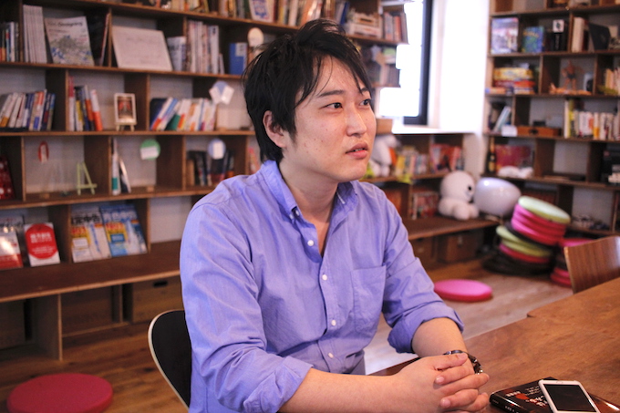 【写真】真剣にインタビューに応えるとうどうやすひろさん