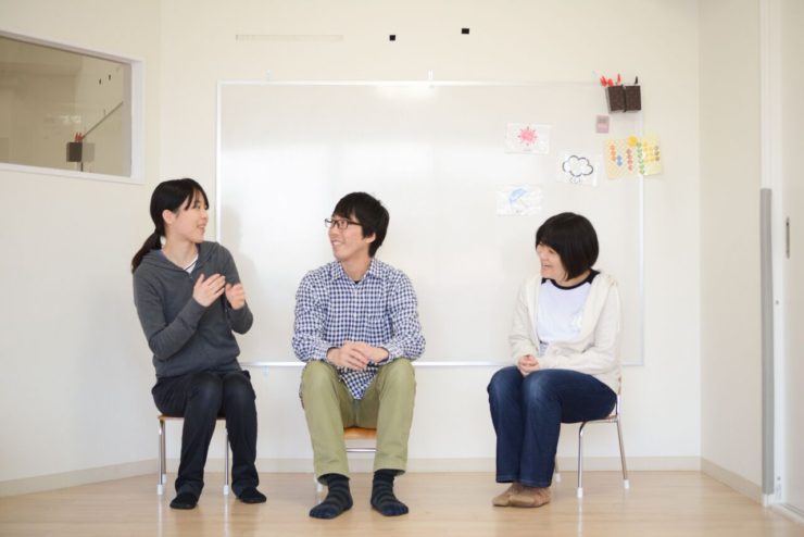 【写真】笑顔で話しているLITALICOジュニアの指導員
