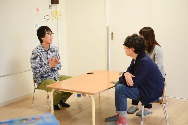 【写真】真剣な表情でインタビューに応えるおおつぼこうたろうさん