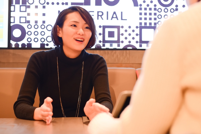 【写真】微笑んでインタビューに応えるえのもとゆりかさん