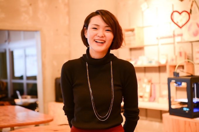 【写真】笑顔で立っているえのもとゆりかさん