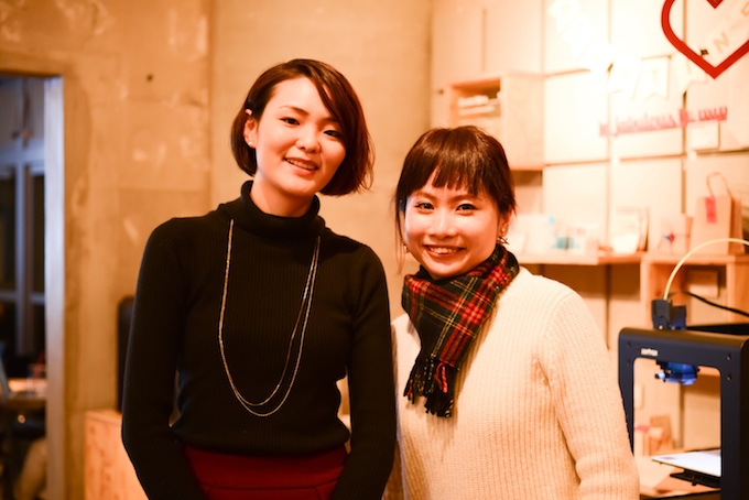 【写真】笑顔で立っているえのもとゆりかさんとライターのくどうみずほ